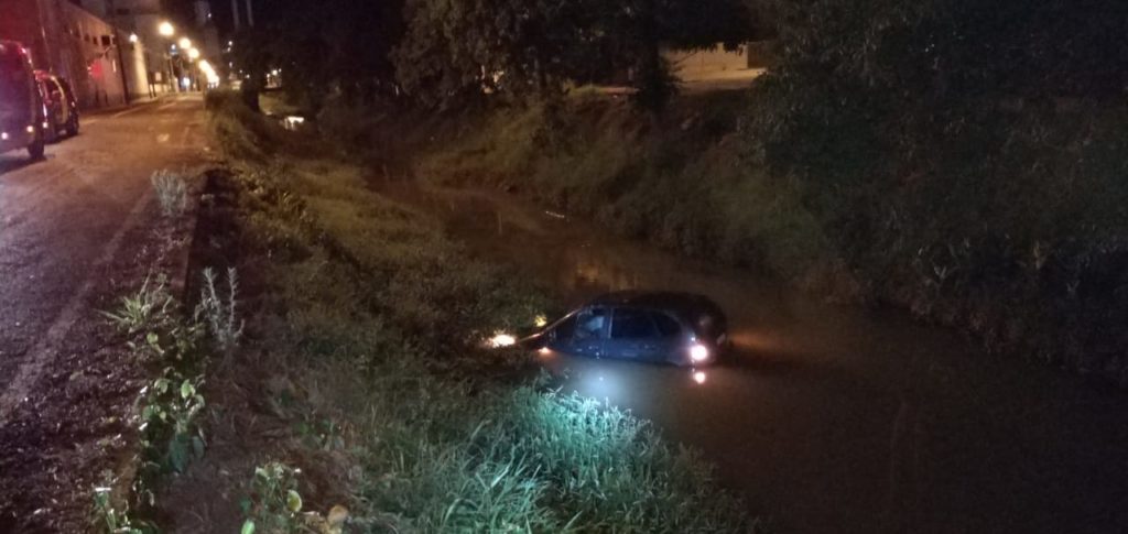 Veículo cai no Rio Lonqueador, em Francisco Beltrão