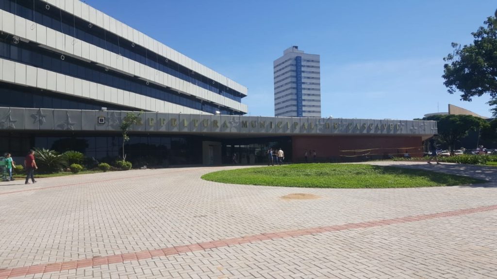 Prefeitura ainda não pagou valor total para construtora que executou reparos em cobertura de ginásio de escola em 2013