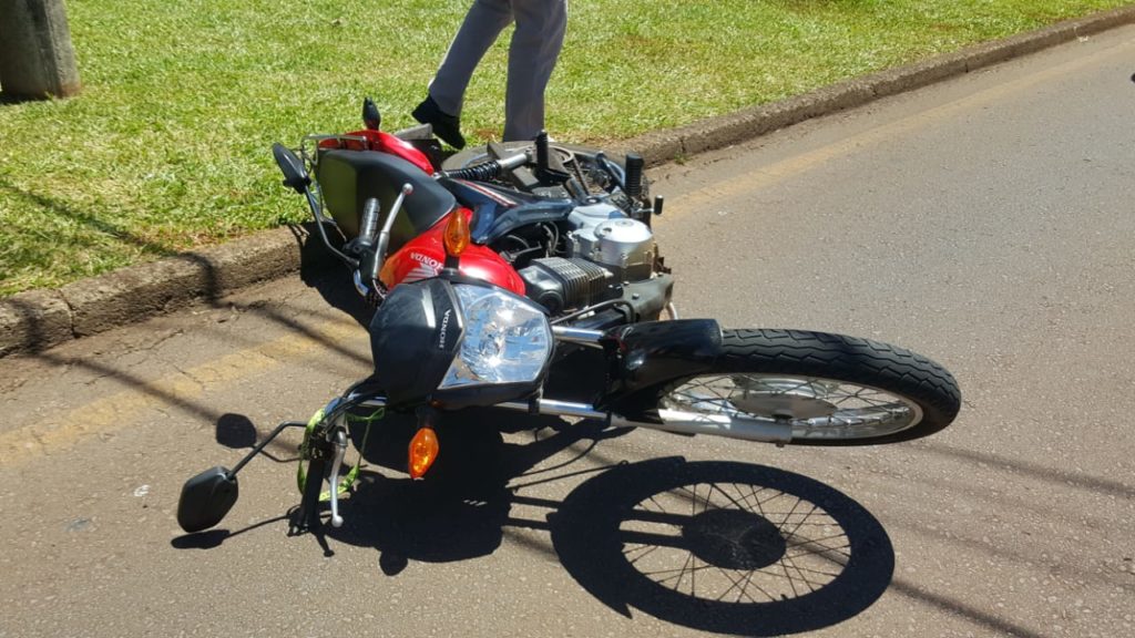 Carro e moto se envolvem em acidente no Coqueiral, em Cascavel