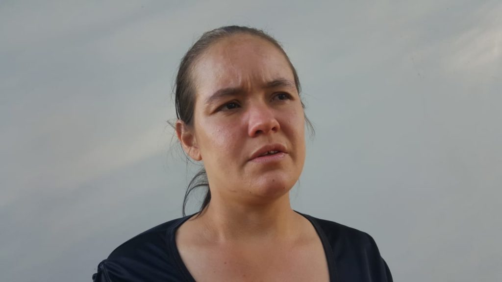 Mulher que teve casa incendiada precisa de ajuda para reconstruir imóvel; ela está morando embaixo de uma lona