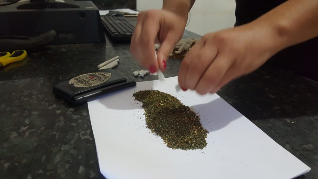 DEPEN encontra maconha em ‘miolo’ de cigarros que eram entregues na Cadeia Pública de Cascavel; uma mulher foi detida