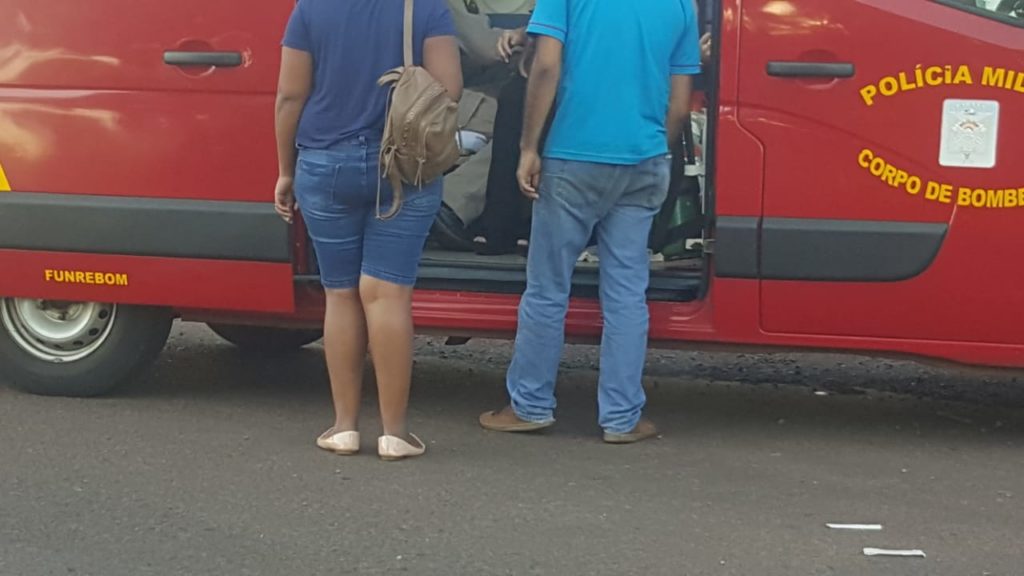 Batida entre carros deixa uma pessoa ferida no Bairro Guarujá