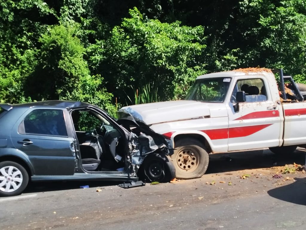Carro invade pista contrária e acidente deixa dois feridos no Contorno Norte, em Curitiba