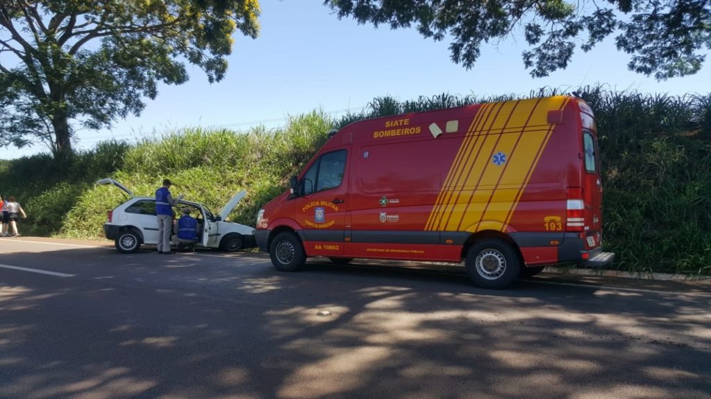 Pneu de Gol fura, motorista perde o controle e bate em barranco, na BR-467