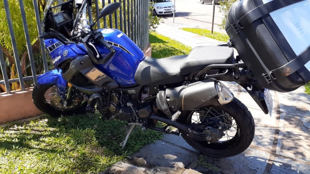 Colisão de trânsito deixa duas pessoas feridas, na Rua Antonina