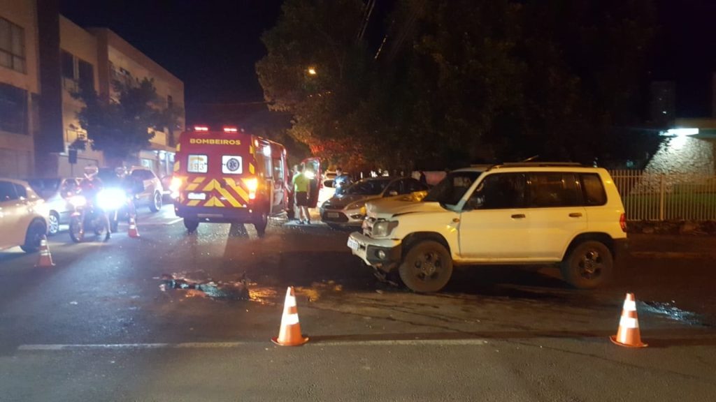 Carros colidem na Rua Nereu Ramos