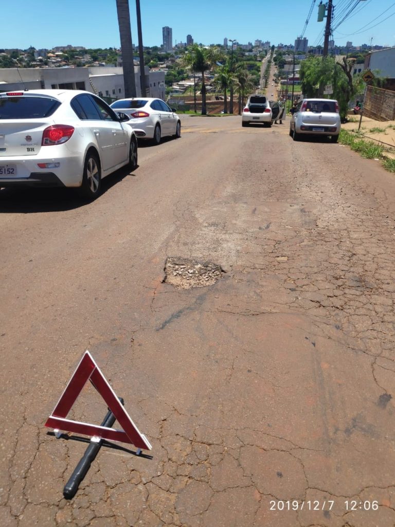 Homem reclama de buraco na Av. Brasil