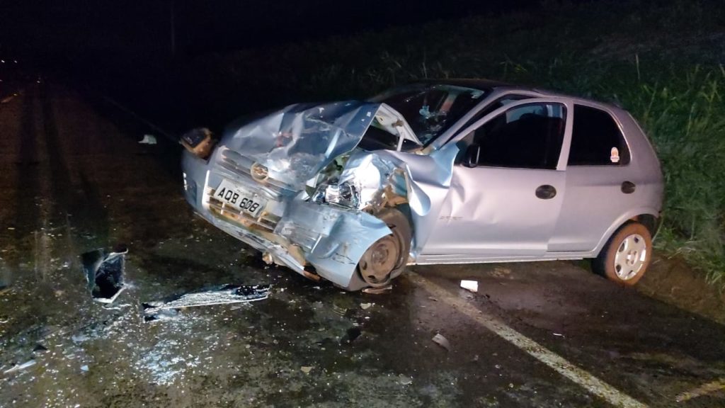 Batida frontal envolve dois carros na PR-180
