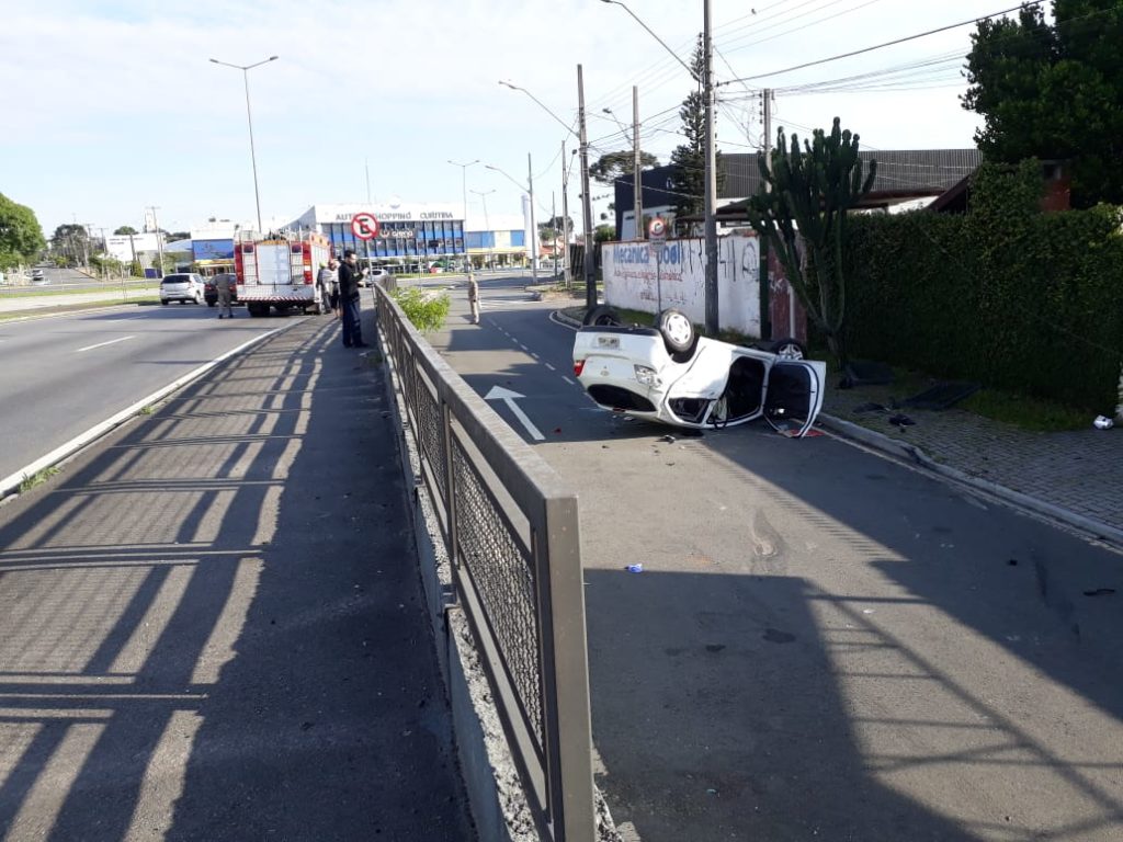 Carro capota e três ficam feridos em marginal da Linha Verde