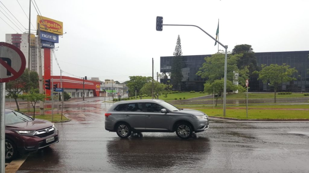Semáforos estão inoperantes na Avenida Tancredo Neves