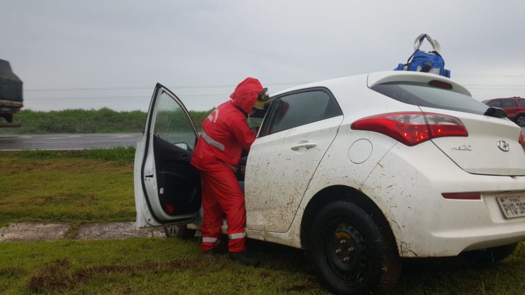 Jovem de 20 anos é socorrida em acidente na BR-467
