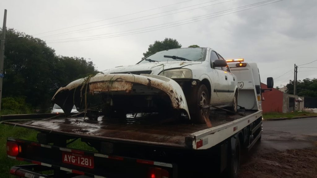 Carro atinge cerca e para em área de mato no Bairro Brasmadeira