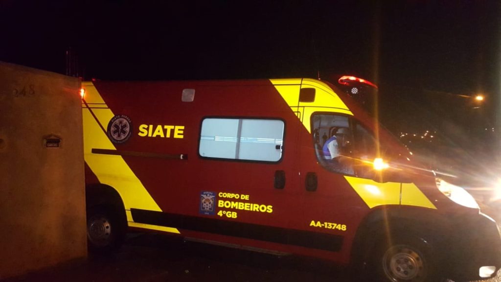 Homem sofre queda ao lavar calçada no Bairro Tarumã