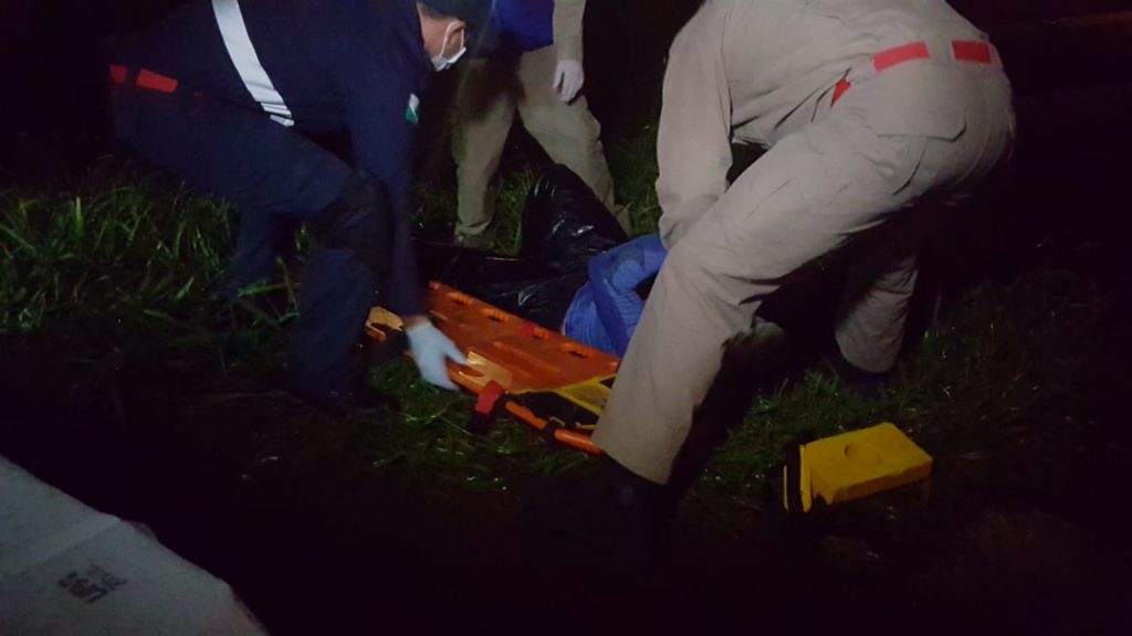 Motorista atinge motociclista na BR-467 e foge sem prestar socorro