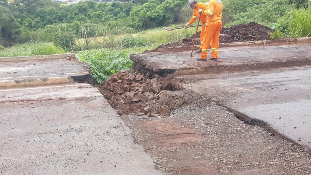 Após carro cair em valeta, trecho da Rua Áustria é interditado