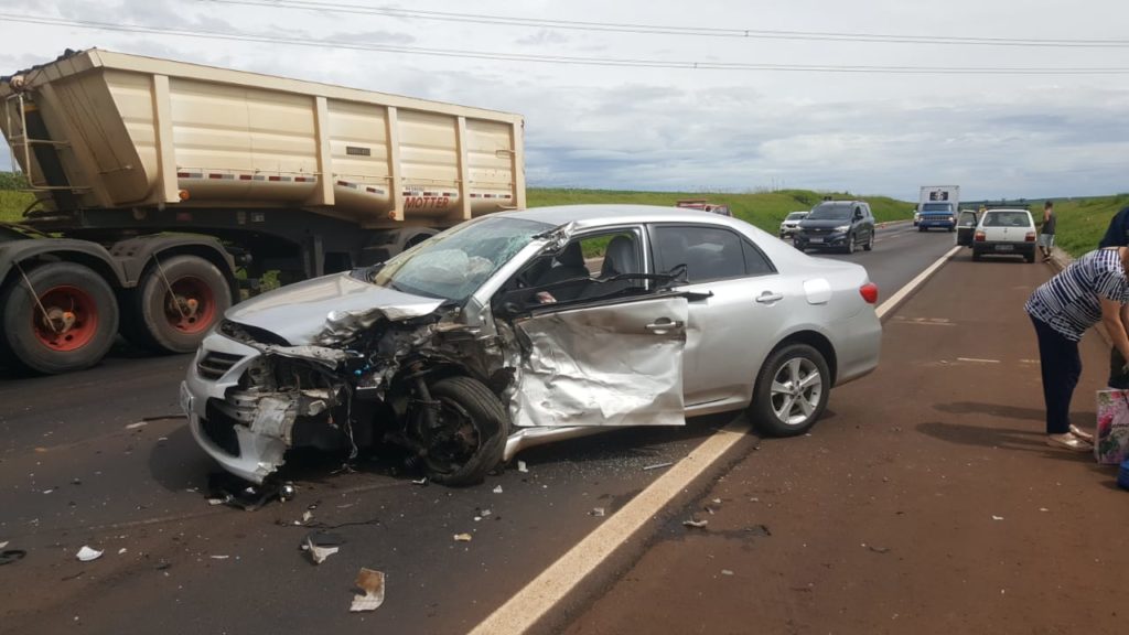 Corolla atinge lateral de carreta no Contorno Oeste