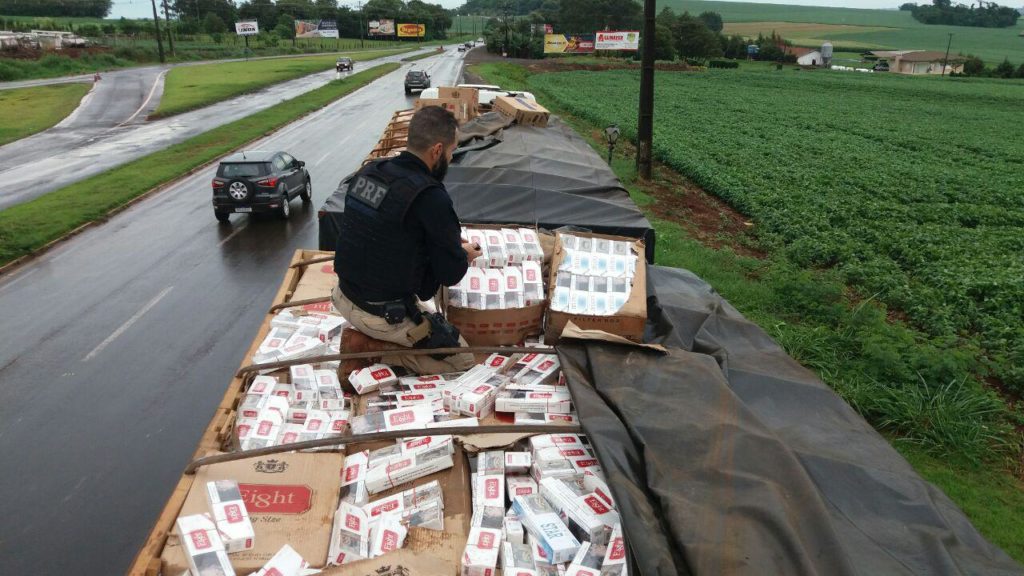 PRF apreende carreta bitrem com 600 mil carteiras de cigarro em Quatro Pontes