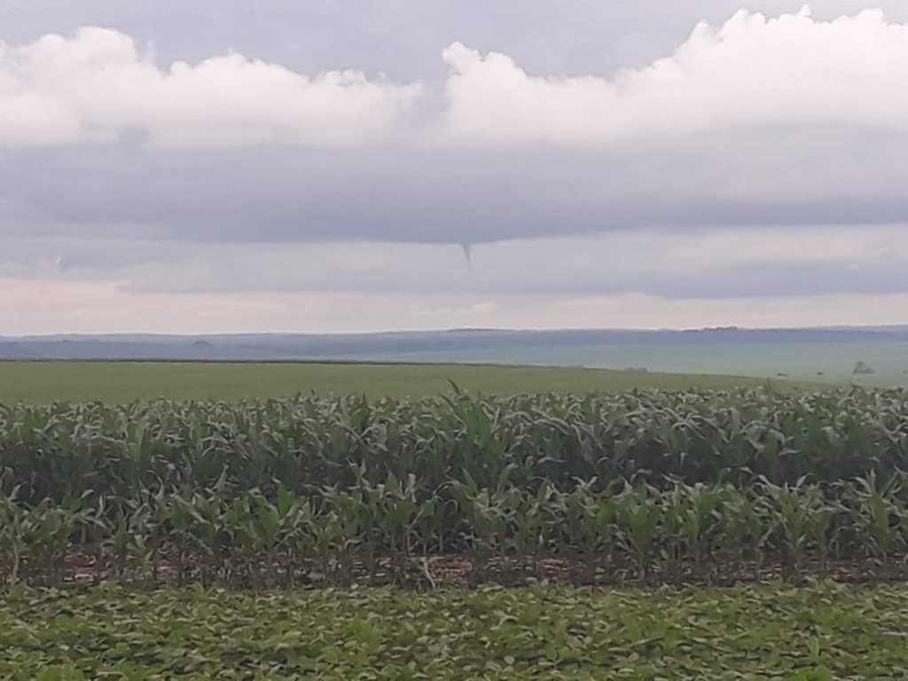 Formação de ‘funil’ de nuvem chama atenção de internauta em Toledo