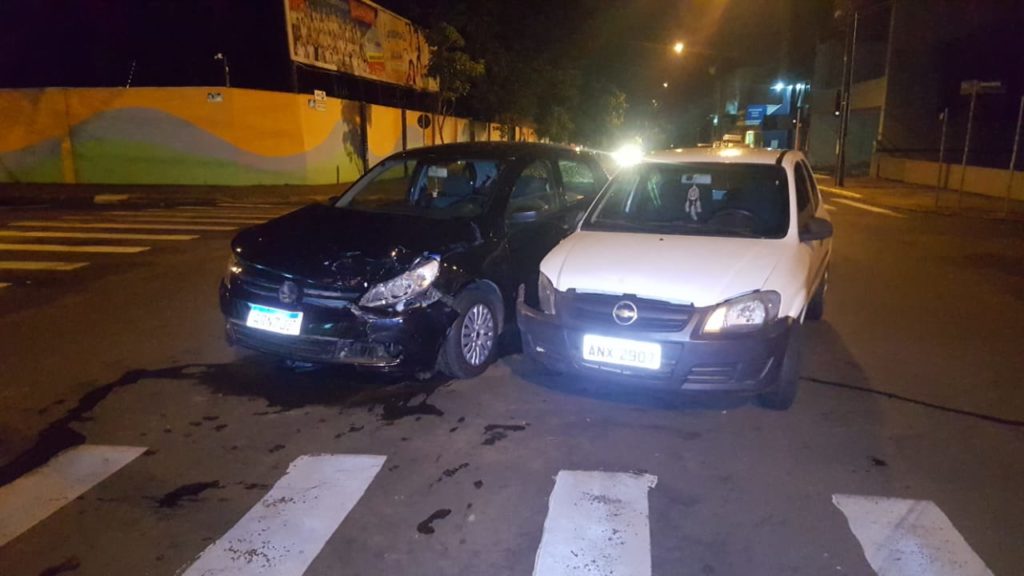 Carros colidem em cruzamento no Centro de Cascavel