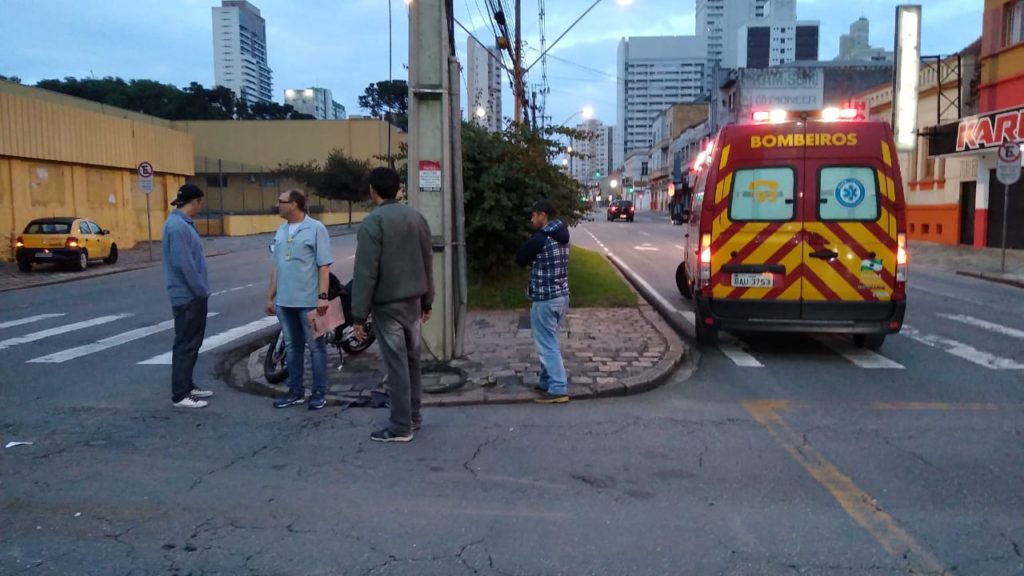 Motociclista fica ferido após batida com ônibus no Centro de Curitiba