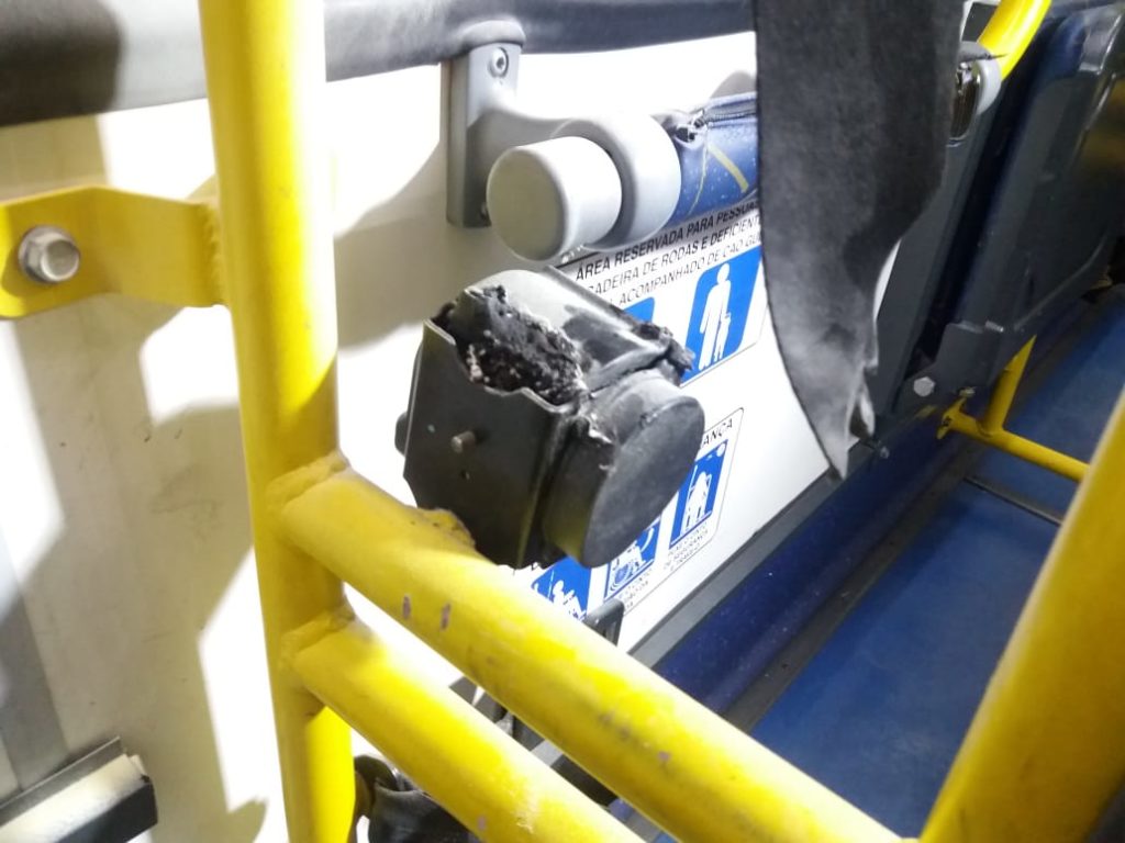 Passageiros ‘debochados’ ateiam fogo em cinto de segurança de biarticulado