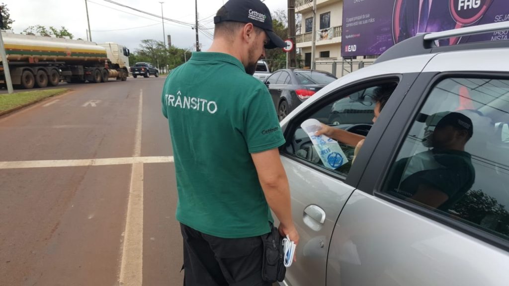 Cettrans realiza ação em cruzamento com o 2° maior índice de acidentes na cidade