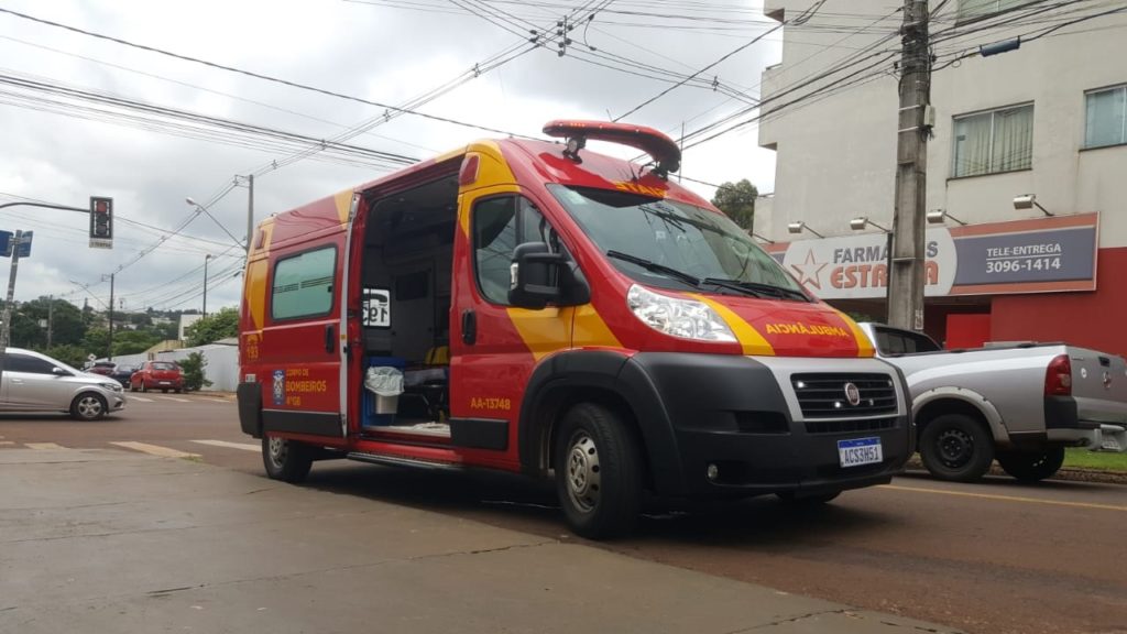 Mulher é socorrida ao sofrer queda no Bairro Brasília