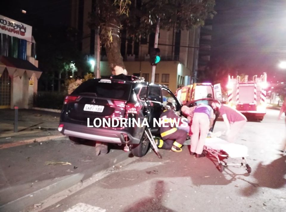 Carro fica destruído após ser tocado por outro veículo e colidir fortemente contra árvore e poste em Londrina Imagem referente a Carro fica destruído após ser tocado por outro veículo e colidir fortemente contra árvore e poste em Londrina