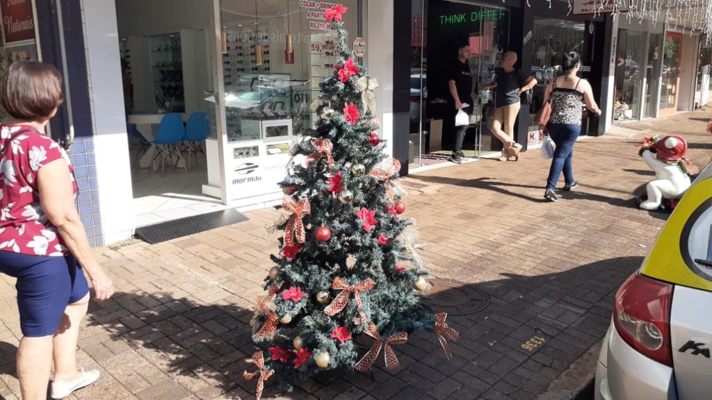 Comerciantes se unem e fazem decoração especial de Natal em trecho da Rua Sete de Setembro, no Centro