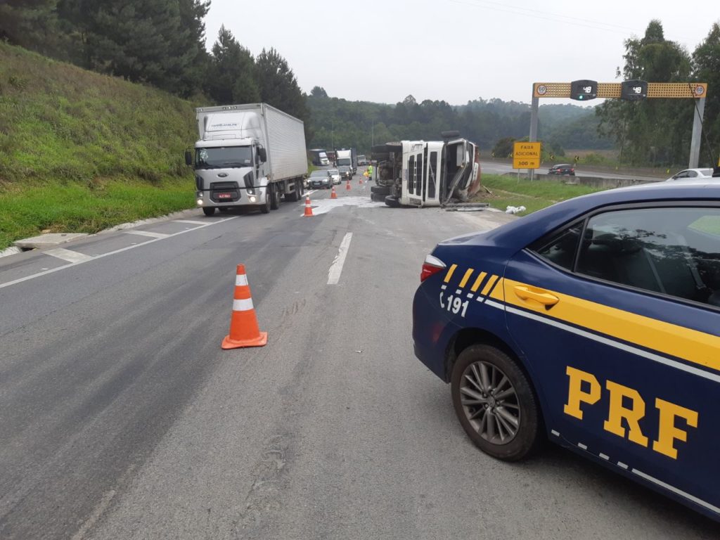 Carreta carregada com madeira tomba na BR-376, em Tijucas do Sul