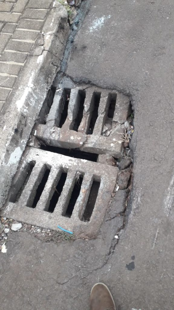 Bueiro está cedendo na Rua Jacarezinho