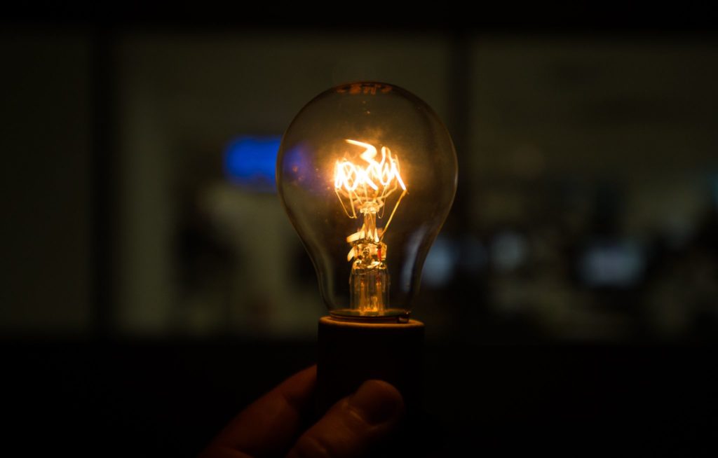 Moradores de Cascavel começam a relatar volta de energia elétrica