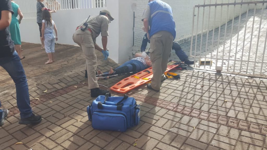 Idosa de 70 anos é socorrida após sofrer queda em calçada