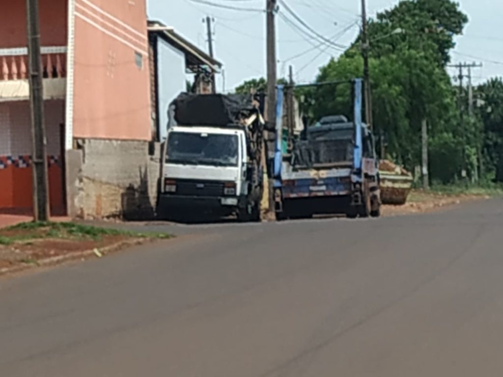 Caminhões e caçambas deixados sobre calçadas geram reclamação no Cascavel Velho