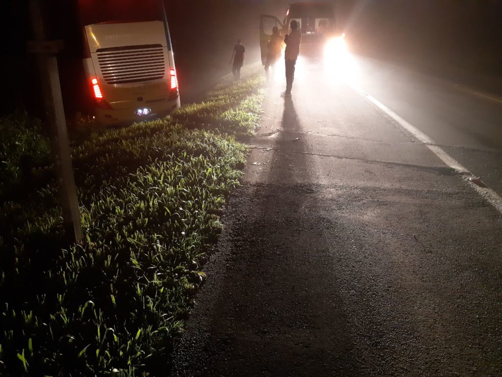Motorista desce de ônibus que cruza pista e cai em buraco, na BR-277