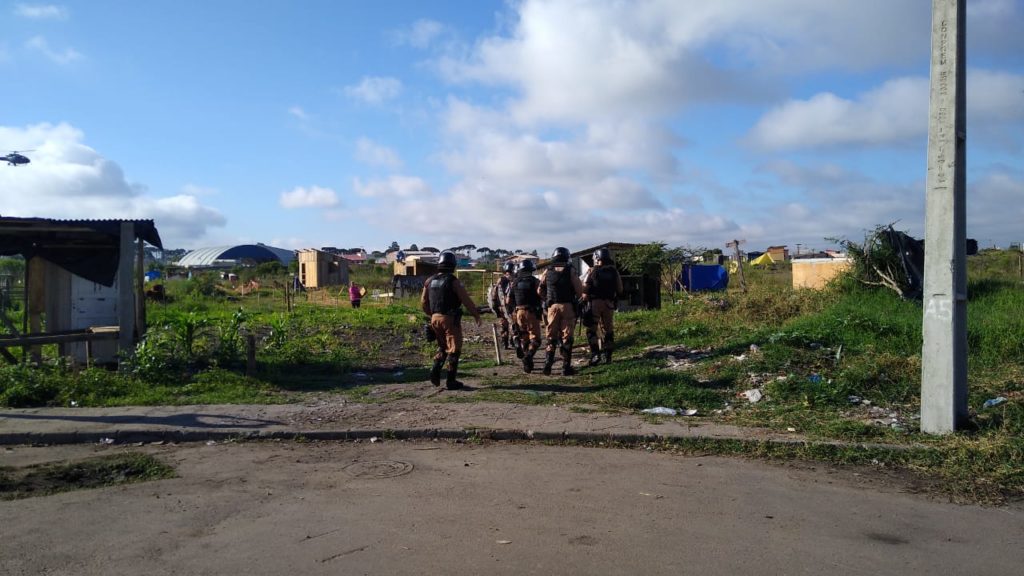 De forma pacífica, PM cumpre reintegração de posse em área invadida em Piraquara