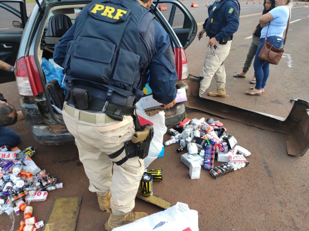 PRF apreende medicamentos contrabandeados escondidos em fundo falso de veículo com placa de Cascavel