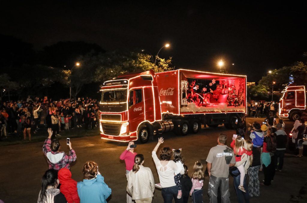 Tradicional Caravana Iluminada de Natal da Coca-Cola passa por Cascavel no domingo (15)