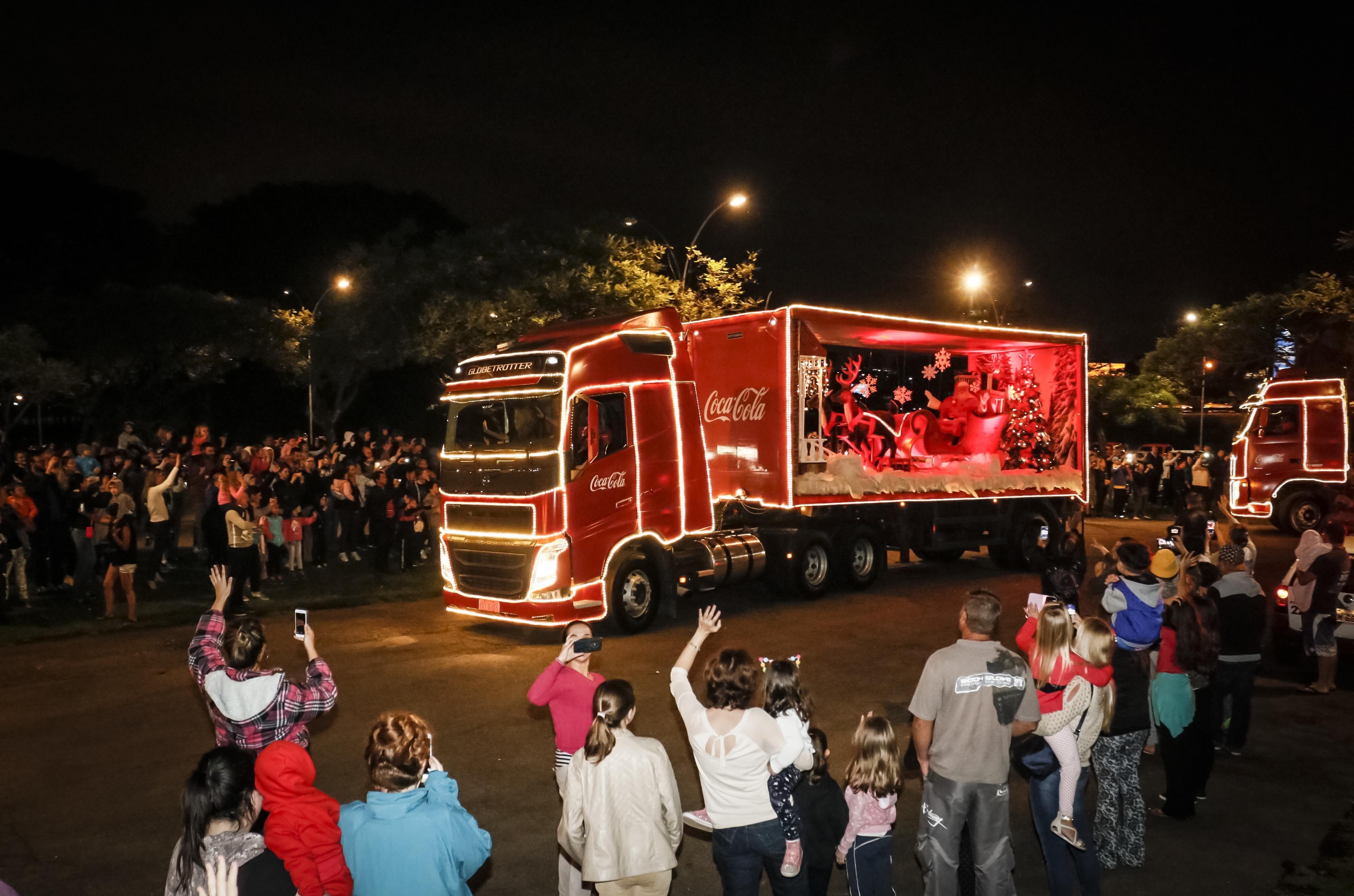 Tradicional Caravana Iluminada de Natal da Coca Cola passa por