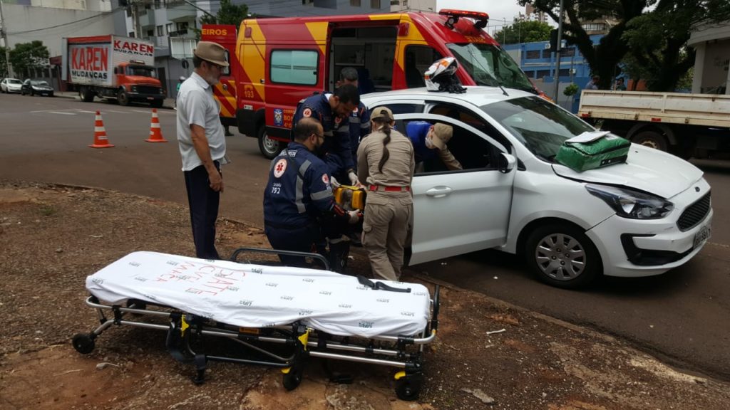 Mulher é socorrida após acidente entre carros no Centro