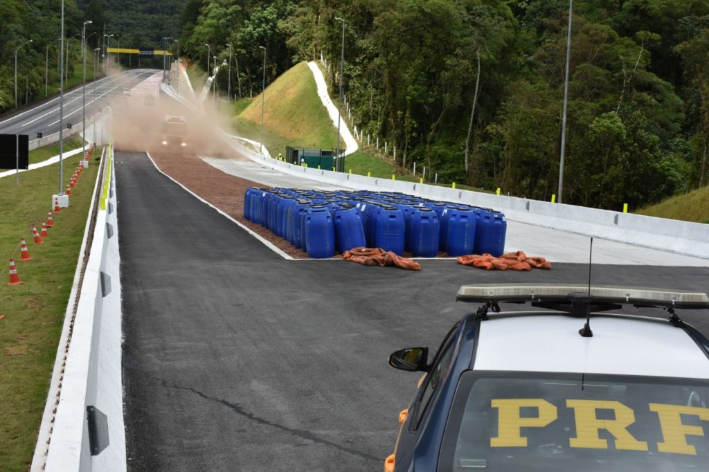 PRF acompanha testes da nova área de escape na BR-376, em Guaratuba (PR)