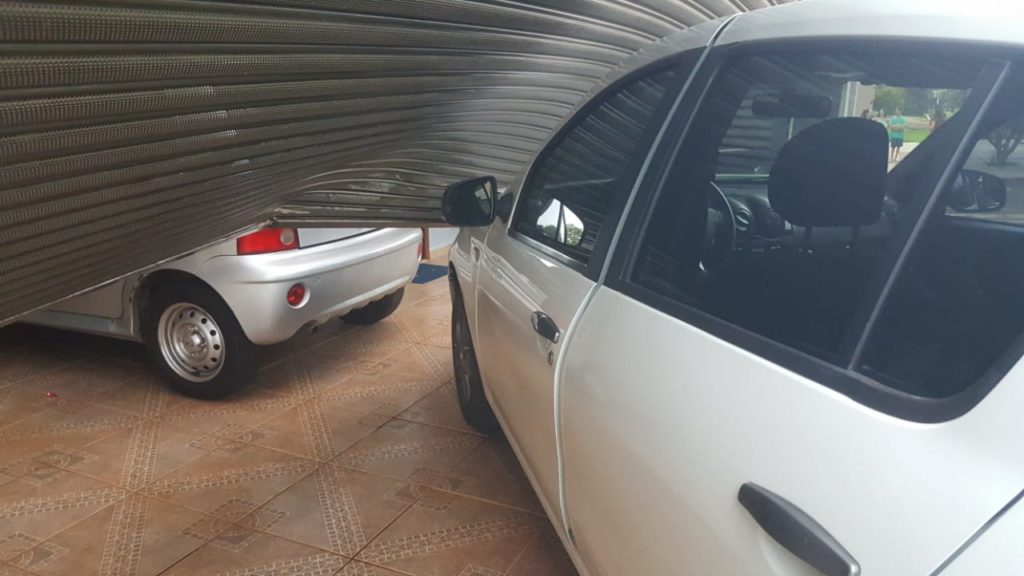 Após colisão com HB20, Sandero atinge residência no Bairro Tropical