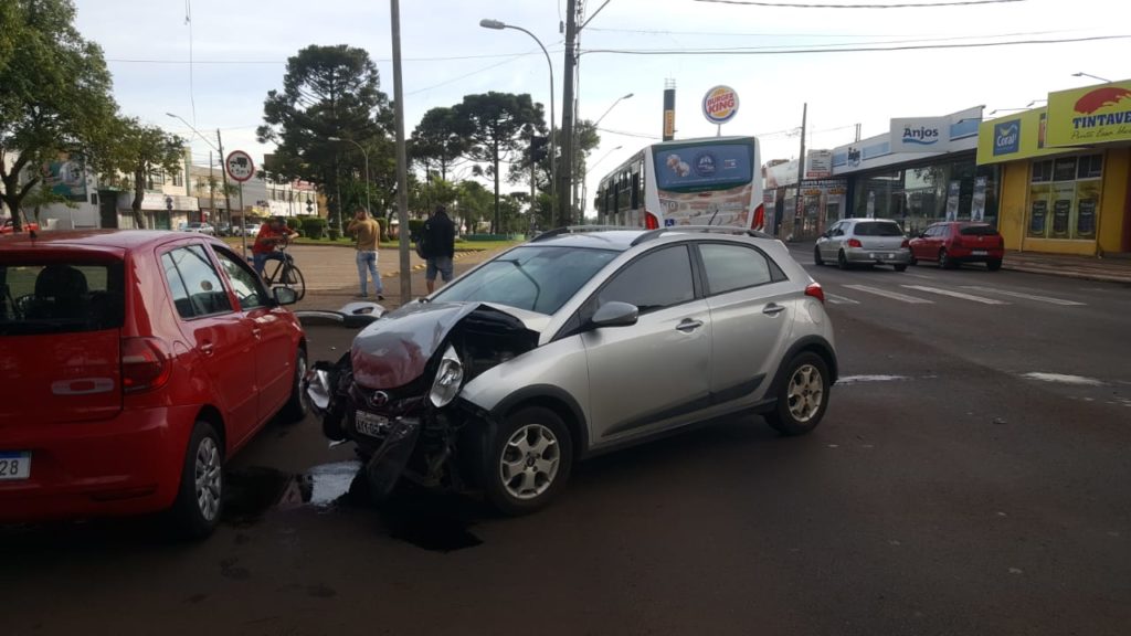 Carros batem na Avenida Brasil e condutora de 21 anos fica ferida