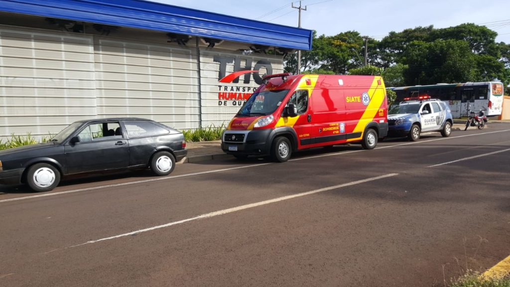 Motociclista é atendida pelo Siate ao se envolver em acidente na Rua Ponta Grossa