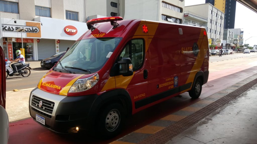 Idosa sofre queda ao tentar embarcar em ônibus no Centro