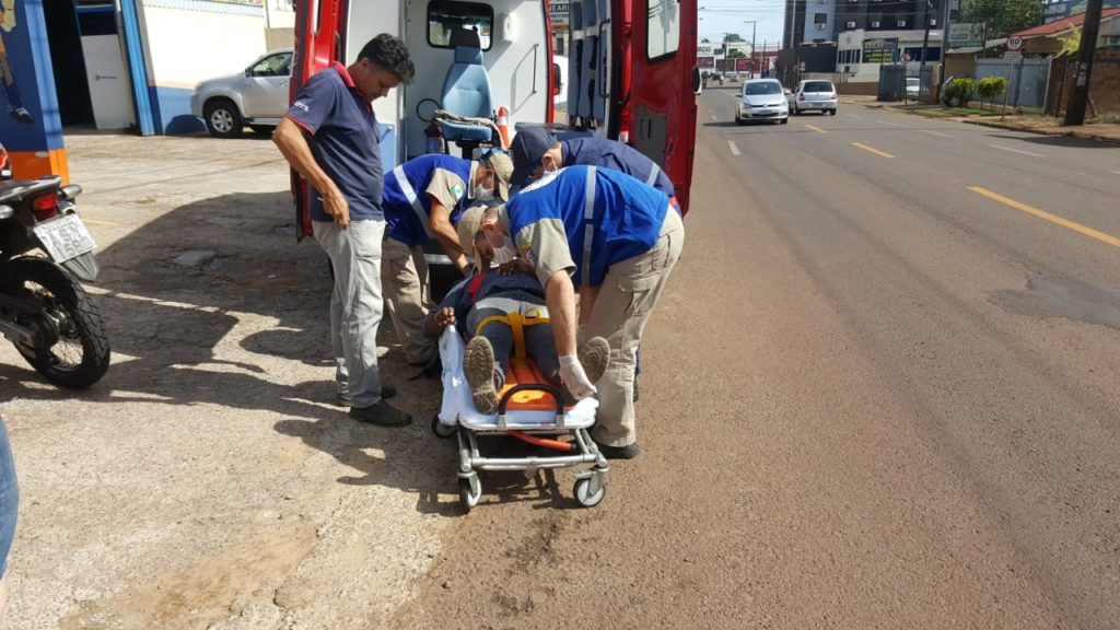 Carro e moto colidem na Rua Rio da Paz