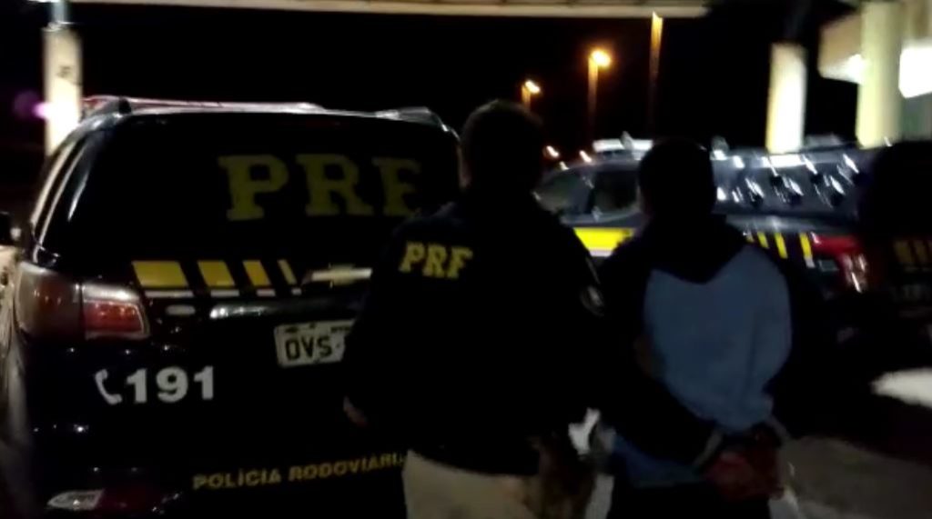 PRF encontra e prende foragido que bateu em viatura e fugiu
