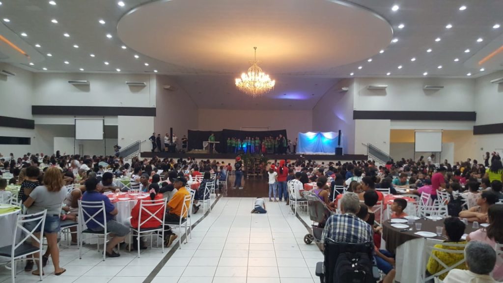 Ceia solidária: centenas de famílias participam de jantar no Bairro São Cristóvão