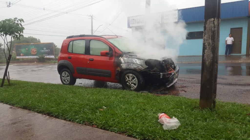 Fiat Uno é parcialmente destruído em incêndio, no Bairro Coqueiral