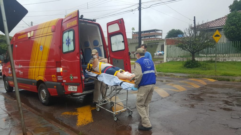 Mulher fratura o tornozelo ao cair de escada, no Bairro Claudete